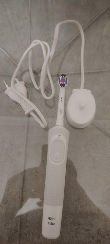 блендер 3 в 1: Oral-B Braun markalı elektrikli diş fırçası. Dəstə ağ rəngli, nöqtəli — 4