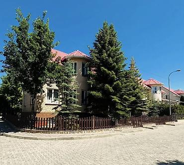 отель ыссык куль: Сдаю коттедж на Иссык-Куле, в центре городеа Чолпон-Ата. Вместимость — 1
