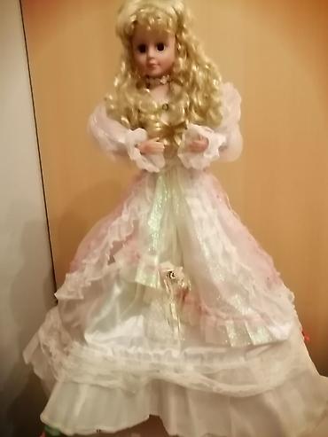 kukla bratz: Kolleksiya üçün klassik porselen üslublu kukla - Uzun, qızılı, buruq — 2