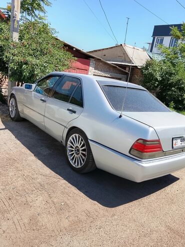 mercedesbenz w140 машина: Автомобиль Mercedes-Benz S-класса в кузове W140. Серебристый седан с