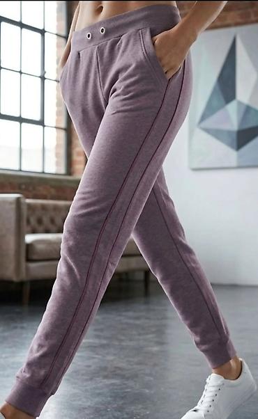 Ženske trenerke/jogger pantalone u ljubičasto-sivoj (lavanda) boji. -