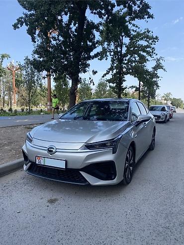 byd e1: Aion S — электрический седан серебристого цвета. запах хода 460 км — 1