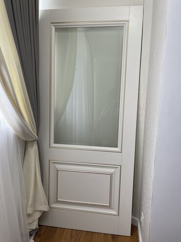 белый двери межкомнатные: Дверь одна (1шт)
Состояние хорошее 
Размер 90см х 1,90