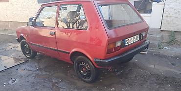 smart multimedija: Yugo 55, crvena boja, trovratni hečbek. Ključne karakteristike: - — 2