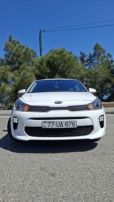 rio kia: Kia Rio sedan – ağ rəng, Azərbaycan nömrə nişanı ilə. Şəhər və uzun — 1