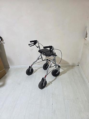əsalar: Yüngül alüminium çərçivəli rollator (dörd təkərli gəzinti yardımçısı) — 1