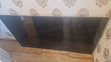 Bu Samsung LED televizoru qara rəngdədir və nazik dizayna malikdir