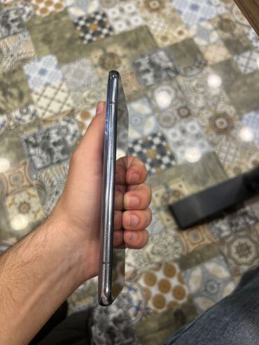 Digər mobil telefonlar: Smartfon – metal çərçivə, parlaq boz/gümüşü korpus. Korpusun sağ — 1