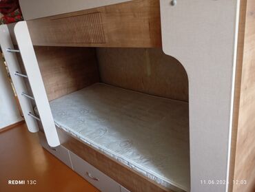 dolab işlənmiş: Oğlan və qız üçün, İşlənmiş, Çarpayı, Matras ilə, Siyirməli