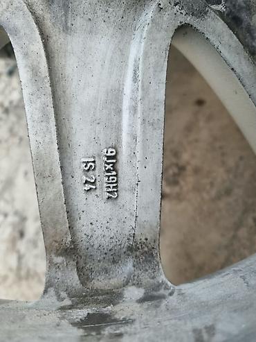 snow tyre: Комплект из 4 литых дисков BMW с шинами. Характеристики дисков: - — 4