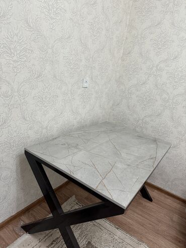 столы из нержавейки: Кухонный Стол, цвет - Серый, Б/у