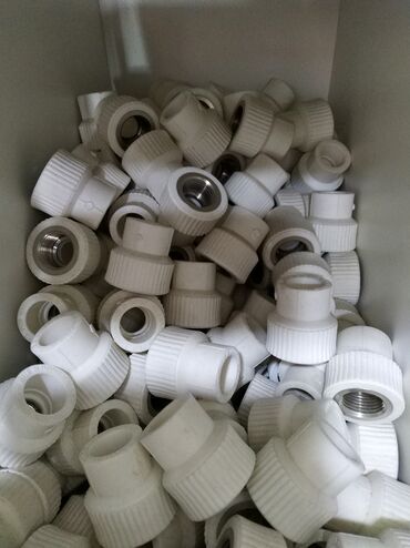 plastik turba utusu: PPR boru üçün plastik-fitonq keçidlər (daxili metal yivli) -