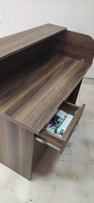 qoz: Ofis resepsiyon/iş masası – qəhvəyi ağac teksturalı MDF-laminate — 4