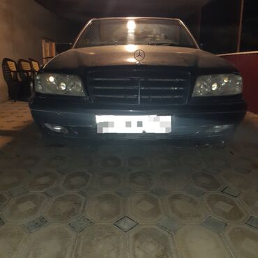 bmw 3 серия 315 4mt: Mercedes-Benz sedan (C-sinfi görünüşlü) – qara rəng. Əsas
