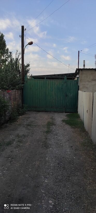 продается жилой дом с большим участкам в село кунтуу: Продаётся дом! 3 комнаты, зал, кухня и санузел. Участок 6 соток