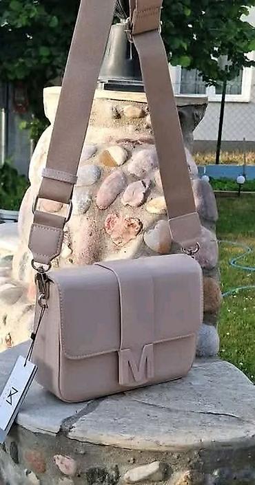 Torbe: Elegantna torba preko ramena sa slovom “M” - Materijal: veštačka koža — 13