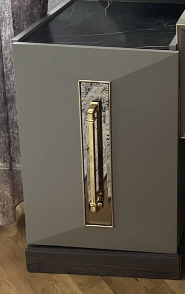 taxta material: Müasir dizaynlı tək qapılı tumbə. - Rəng: mat boz korpus, qara mərmər