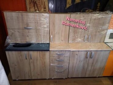 Kuhinjski nameštaj: Kuhinja je od iverice dužine 2m gornji i donji delovi sa prohromskim — 9
