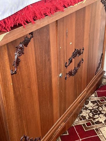 Комод/буфет из шпонированного дерева в классическом стиле. -