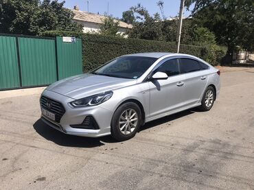 чехлы на сиденья авто: Hyundai Sonata, серебристый седан. Основные характеристики и