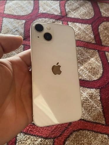 IPhone 13, цвет Starlight (светлый). Компактный корпус с плоскими