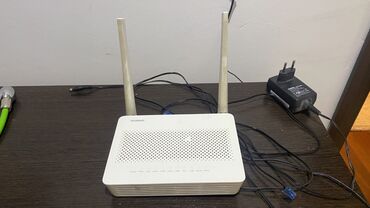 wi fi aparatı: Huawei Wi‑Fi router - Model: Huawei (üzərində “HUAWEI” loqosu və ön