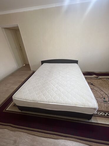 Кровати: Продается кровать с матрасом