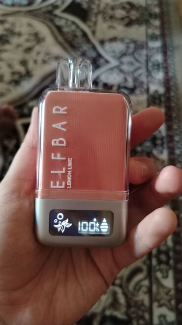 Elfbar Lemon Lime dadı ilə elektron siqaret. Bu model şarj edilə bilən