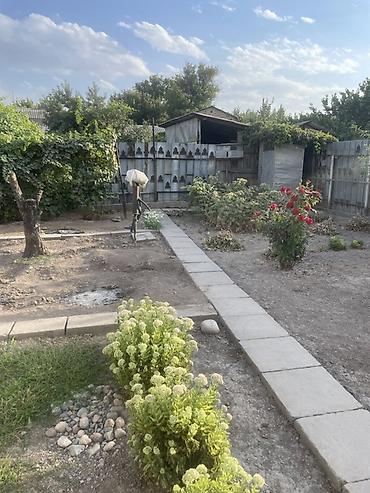 Продажа коттеджей и домов: Дом с участком. Г Бишкек Ул. Мусоргского 14а. Район — 5