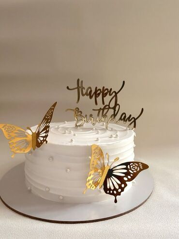 Tortlar: Zərif dizaynlı, ağ rəngli tort. Tortun ətrafı dalğalı bəzəklərlə əhatə — 8