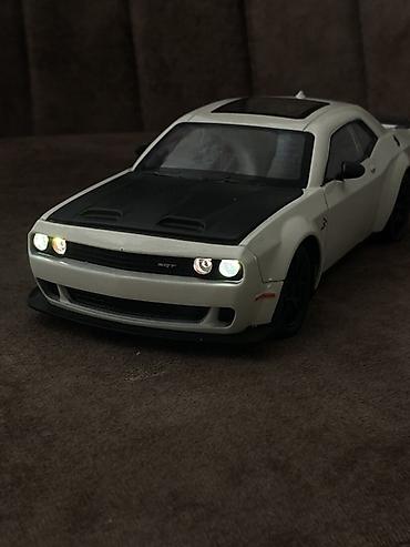 challenger: Metal Dodge Challenger SRT - Korpus: ağ rəng, qara kapot və dam — 3