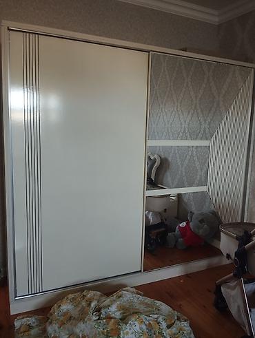 Sürgülü qapılı paltar şkafı - Rəng: krem/ivory tonlarda - Dizayn: bir