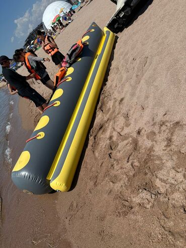 Водный транспорт: Моторная лодка с контрастным сине-красным корпусом и черным — 7