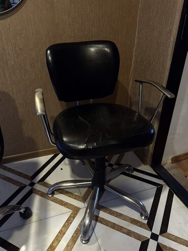 купить офисный стул бу: Salon üçün hidravlik kreslo - Material: qara rəngli dəriyəoxşar