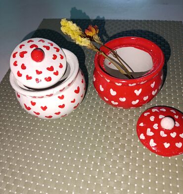 šoljice za kafu porcelan: Dve gipsane posude sa poklopcima, ukrašene ručno crtanim srcima. Jedna