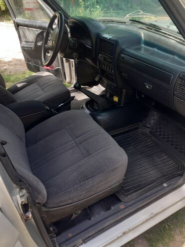 Digər avtomobillər: Gümüşü rəngdə olan bu sedan, klassik dizaynı və rahat interyeri ilə — 5