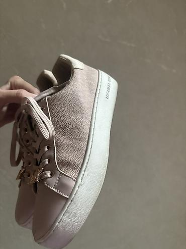 air jordan 4: Michael Kors qadın krosovkaları
Razmer 8 (39 razmer)
Original — 3