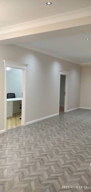 Ofislər: Nərimanov metrosuna yaxın xarici dillerer universitetinə 17 mərtəbəli — 12