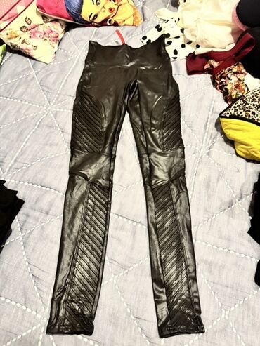 yun koynekler: Qadınlar üçün dəri görünümlü leggings/pants - Rəng: qara - Yüksək bel