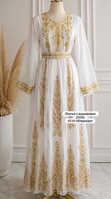 Платье с вышивкой - Цвет: белый с золотистой вышивкой - Длина: макси at lalafo.kg Платье с вышивкой - Цвет: белый с золотистой вышивкой - Длина: макси