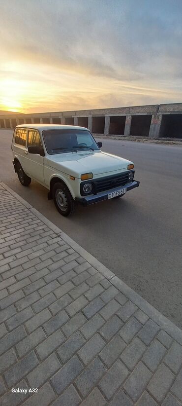 Chevrolet: Avtomobil: Lada Niva (VAZ 2121) 4x4, 3 qapılı Rəng: Ağ (klassik açıq