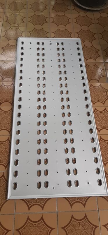 Vitrin üçün aksesuarlar: Məhsul: Mağaza vitrin sistemi üçün perforasiyalı relslər və asqı — 7