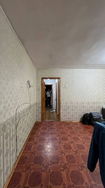 3 комнатная квартира аламедин 1: 3 комнаты, 56 м², Хрущевка, 1 этаж, Старый ремонт