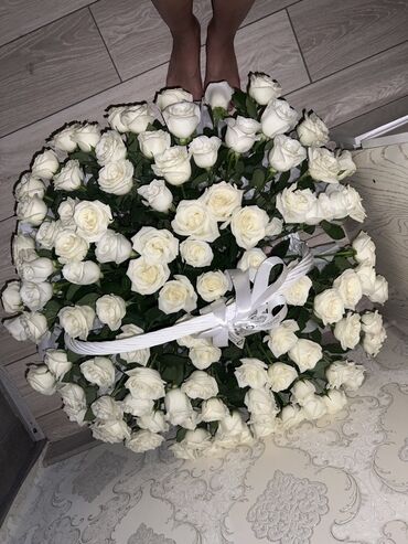 сандык кызга сеп: Большой букет из белых роз, представленный в корзине. Розы имеют