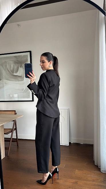 pantalone sat: Komplet – sako i pantalone crna boja. - Sako: strukiran kroj sa lagano — 3