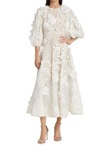 платье с вырезом: Белое свадебное кружевное платье с аппликацией в виде открытки