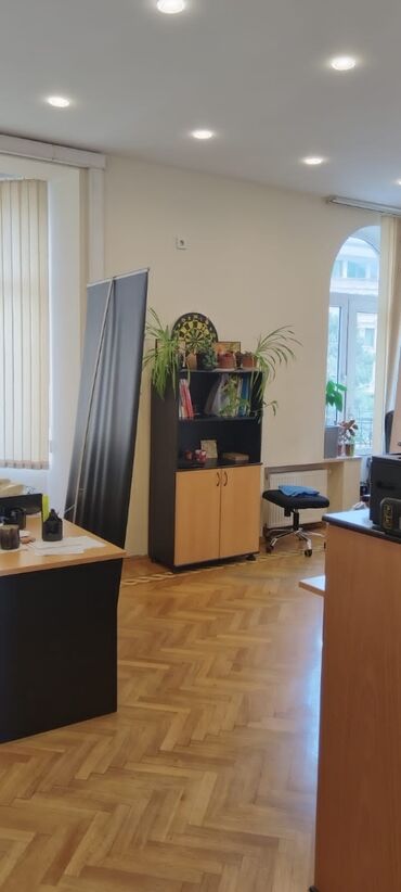 Ofislər: Elmler metrosunun yaxinliginda binanin 3 cu mertebesinde her bir — 5