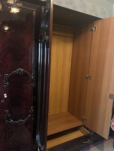 yataq tek: Təcili satılır! Yaxşı vəziyyətdə tünd laklı mebel dəsti (paltar şkafı — 3