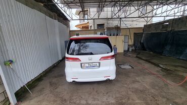 Honda: Белый минивэн Honda. Автомобиль оснащен тонированным лобовым стеклом с — 6