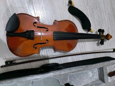 Violine: NA PRODAJU VIOLINA 1/2
Sa kutijom i novim podmetačem
cena 180e — 3